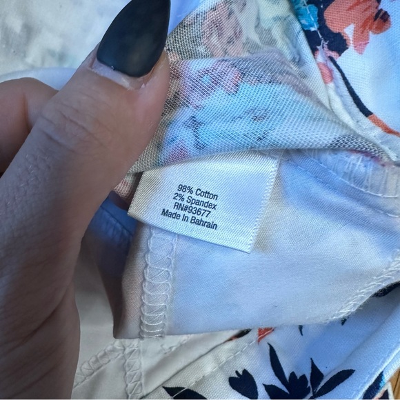 St. john’s Bay Business Casual White Floral Capri Size 8 - Picture 3 of 6